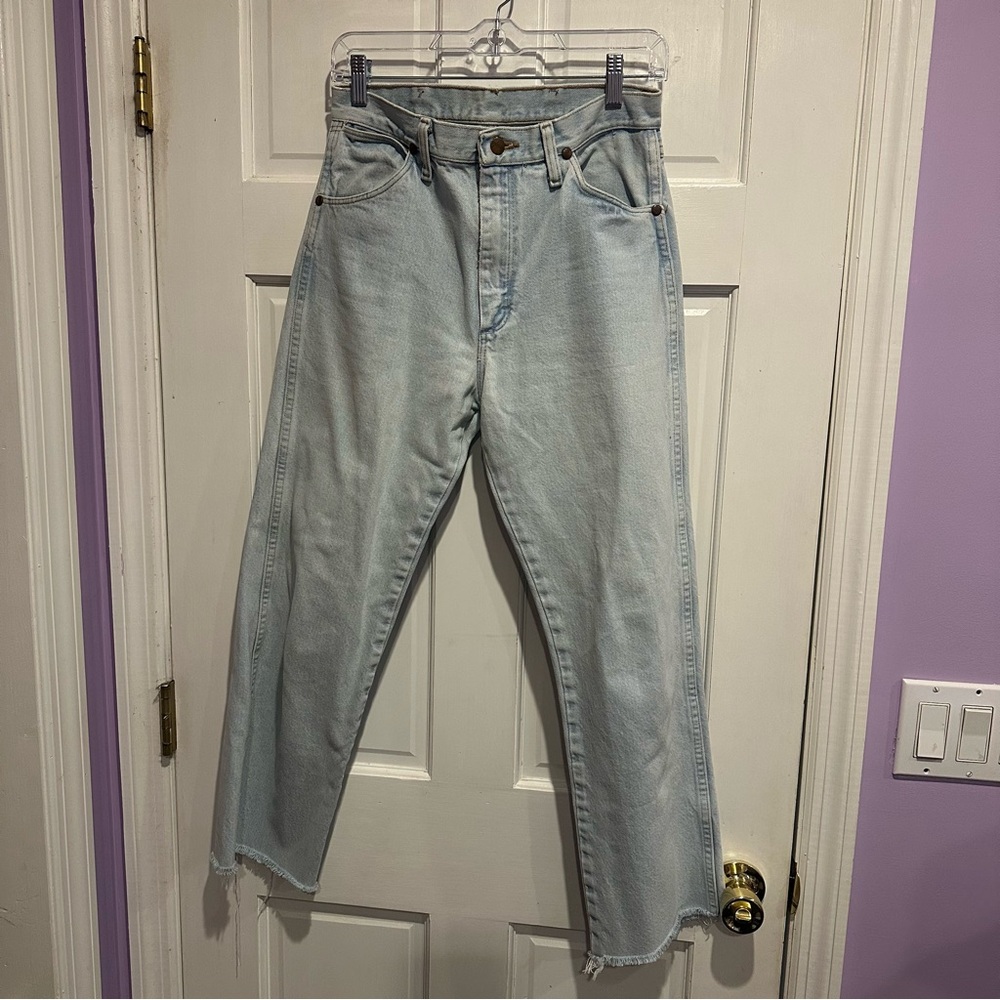 Wrangler Women’s High Rise Straight Leg Jeans – Light Wash – Raw Hem